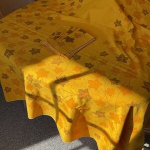 Festive Leaf Tablecloth + 8 napkins - 87”x59” (oblong)
